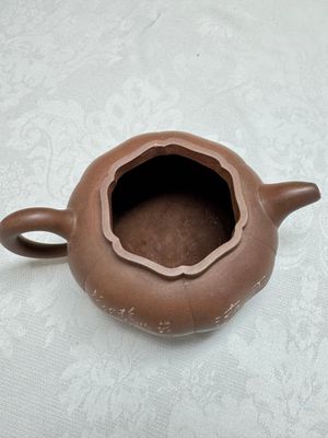 A Chinese Yixing stoneware inscribed teapot and cover, Zhong Shi Qiu 中獅球 mark, 20th C. — photo 10