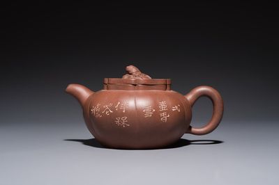 A Chinese Yixing stoneware inscribed teapot and cover, Zhong Shi Qiu 中獅球 mark, 20th C.