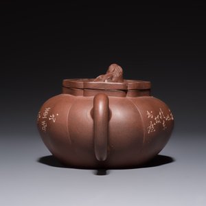 A Chinese Yixing stoneware inscribed teapot and cover, Zhong Shi Qiu 中獅球 mark, 20th C. — photo 2