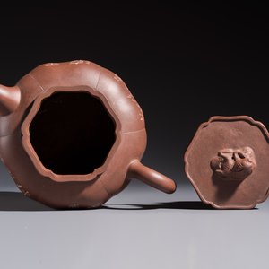 A Chinese Yixing stoneware inscribed teapot and cover, Zhong Shi Qiu 中獅球 mark, 20th C. — photo 6