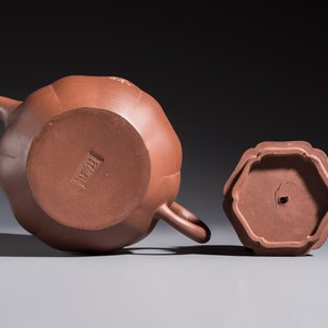 A Chinese Yixing stoneware inscribed teapot and cover, Zhong Shi Qiu 中獅球 mark, 20th C. — photo 7