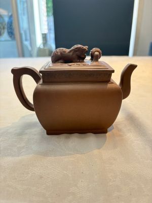 A Chinese Yixing stoneware 'lion and brocade ball' teapot and cover, 19/20th C. — foto 1
