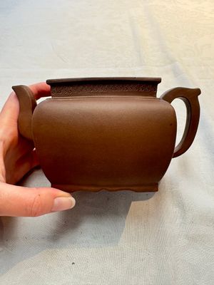 A Chinese Yixing stoneware 'lion and brocade ball' teapot and cover, 19/20th C. — foto 4