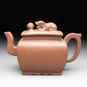 A Chinese Yixing stoneware 'lion and brocade ball' teapot and cover, 19/20th C. — foto 1