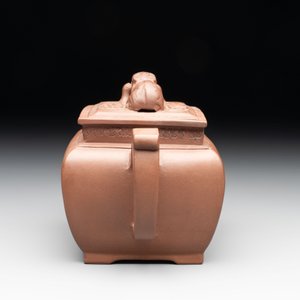 A Chinese Yixing stoneware 'lion and brocade ball' teapot and cover, 19/20th C. — foto 4