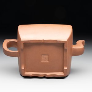 A Chinese Yixing stoneware 'lion and brocade ball' teapot and cover, 19/20th C. — foto 6