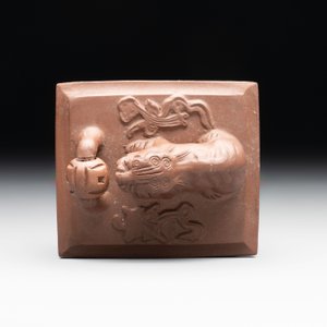 A Chinese Yixing stoneware 'lion and brocade ball' teapot and cover, 19/20th C. — foto 7