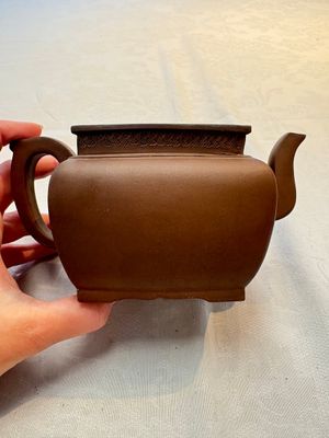 A Chinese Yixing stoneware 'lion and brocade ball' teapot and cover, Qianlong — foto 2