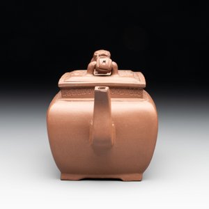 A Chinese Yixing stoneware 'lion and brocade ball' teapot and cover, Qianlong — foto 2