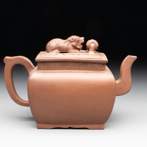 A Chinese Yixing stoneware 'lion and brocade ball' teapot and cover, Qianlong — foto 3