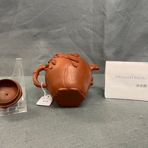 A Chinese Yixing stoneware lotus-shaped teapot and cover, Kangxi — 照片 11