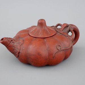 A Chinese Yixing stoneware pumpkin-shaped teapot, 19th C — foto 1