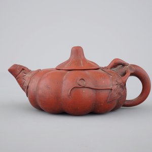 A Chinese Yixing stoneware pumpkin-shaped teapot, 19th C — foto 2