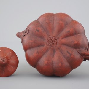 A Chinese Yixing stoneware pumpkin-shaped teapot, 19th C — foto 6