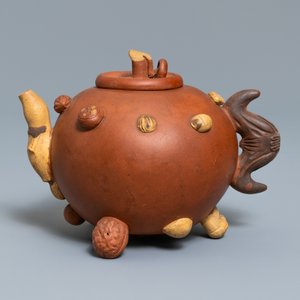 A Chinese Yixing stoneware relief-decorated teapot with nuts and fruits, impressed mark, 19th C. — 照片 3