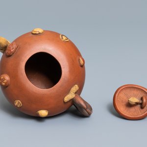 A Chinese Yixing stoneware relief-decorated teapot with nuts and fruits, impressed mark, 19th C. — 照片 7