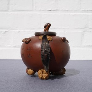 A Chinese Yixing stoneware relief-decorated teapot with nuts and fruits, Shao Er Quan mark, Daoguang — 照片 11