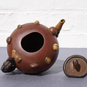 A Chinese Yixing stoneware relief-decorated teapot with nuts and fruits, Shao Er Quan mark, Daoguang — 照片 12