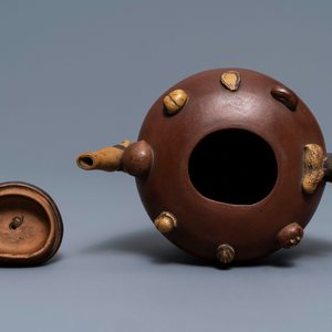 A Chinese Yixing stoneware relief-decorated teapot with nuts and fruits, Shao Er Quan mark, Daoguang — 照片 6