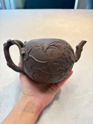 A Chinese Yixing stoneware 'squirrels among grapevines' teapot and cover, Kangxi — foto 2