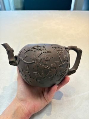 A Chinese Yixing stoneware 'squirrels among grapevines' teapot and cover, Kangxi — foto 4