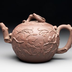 A Chinese Yixing stoneware 'squirrels among grapevines' teapot and cover, Kangxi — foto 1