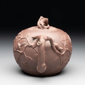 A Chinese Yixing stoneware 'squirrels among grapevines' teapot and cover, Kangxi — foto 4
