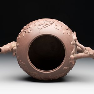 A Chinese Yixing stoneware 'squirrels among grapevines' teapot and cover, Kangxi — foto 5
