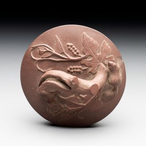 A Chinese Yixing stoneware 'squirrels among grapevines' teapot and cover, Kangxi — foto 7