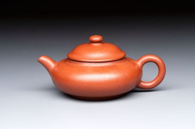 A Chinese Yixing stoneware teapot and cover, 18/19th C.