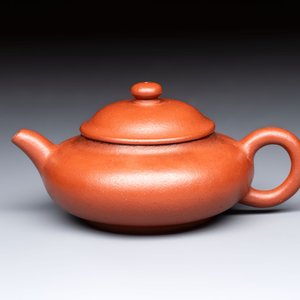 A Chinese Yixing stoneware teapot and cover, 18/19th C. — 照片 1