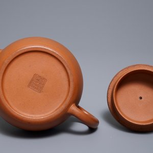 A Chinese Yixing stoneware teapot and cover, 19/20th C. — 照片 6