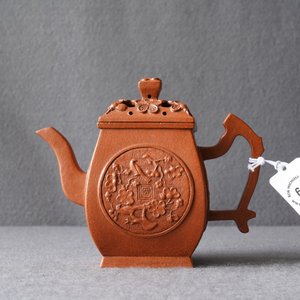 A Chinese Yixing stoneware teapot and cover, Jingxi Hua Feng Xiang Zhi mark, 18/19th C. — photo 8
