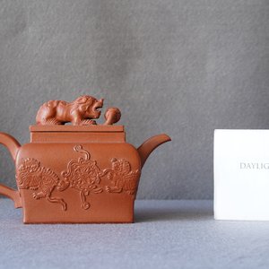 A Chinese Yixing stoneware teapot and cover, Kangxi — 照片 9