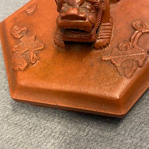 A Chinese Yixing stoneware teapot and cover, Kangxi — 照片 8