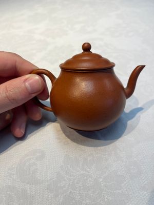A Chinese Yixing stoneware teapot and cover, signed Hui Mengchen 惠孟臣, 20th C. — 照片 1