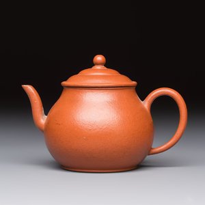 A Chinese Yixing stoneware teapot and cover, signed Hui Mengchen 惠孟臣, 20th C. — 照片 1