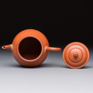 A Chinese Yixing stoneware teapot and cover, signed Hui Mengchen 惠孟臣, 20th C. — 照片 6
