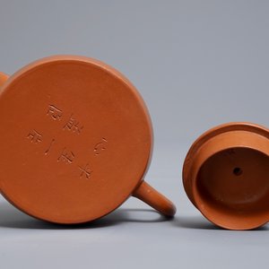 A Chinese Yixing stoneware teapot and cover, six-character mark, 19/20th C. — 照片 7