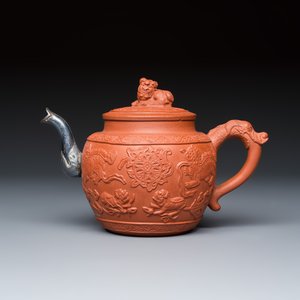 A Chinese Yixing stoneware teapot and cover with a silver spout — foto 1