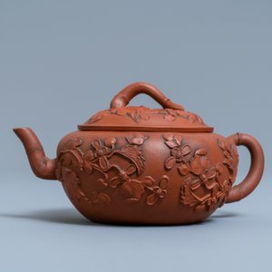 A Chinese Yixing stoneware teapot and cover with applied floral design, Kangxi — photo 2