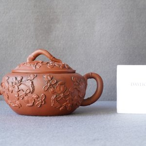 A Chinese Yixing stoneware teapot and cover with applied floral design, Kangxi — photo 8