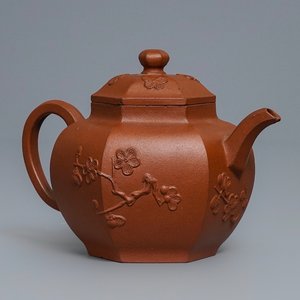A Chinese Yixing stoneware teapot and cover with applied prunus design, Kangxi — 照片 1