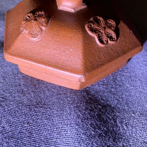 A Chinese Yixing stoneware teapot and cover with applied prunus design, Kangxi — 照片 14