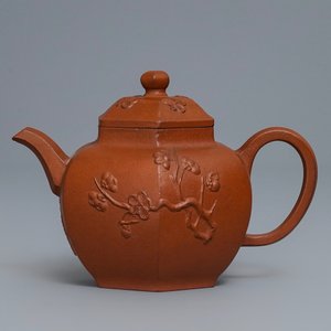 A Chinese Yixing stoneware teapot and cover with applied prunus design, Kangxi — 照片 4