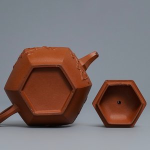A Chinese Yixing stoneware teapot and cover with applied prunus design, Kangxi — 照片 7