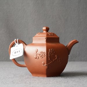 A Chinese Yixing stoneware teapot and cover with applied prunus design, Kangxi — 照片 8