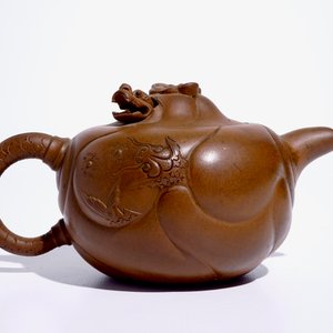 A Chinese Yixing stoneware teapot and cover with dragons, 19/20th C. — 照片 4