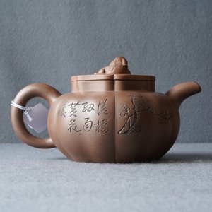 A Chinese Yixing stoneware teapot and cover with inscription, impressed seal marks, 19/20th C. — 照片 12