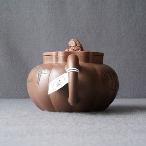 A Chinese Yixing stoneware teapot and cover with inscription, impressed seal marks, 19/20th C. — 照片 13